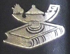 Détail : lampe orientale au-dessus d’un livre