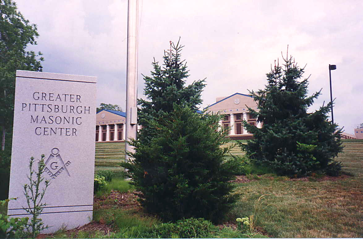 Cimetière et éléments maçonniques autour du site