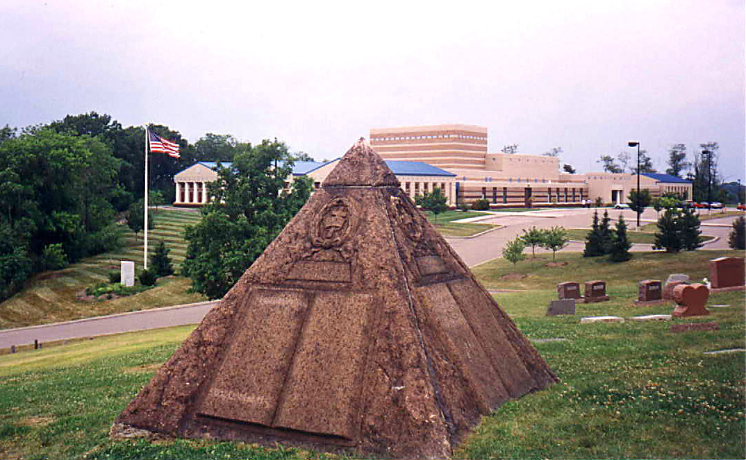 Tombe de Charles Taze Russell et pyramide commémorative